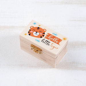 <transcy>Tigertruhe aus Holz</transcy>